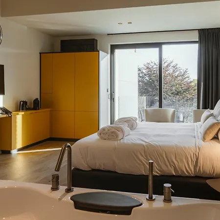 Cc Nomie Restaurant Hotel 4*