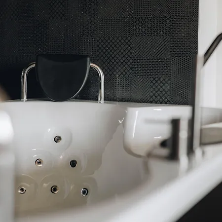 Cc Nomie Restaurant Otel 4*